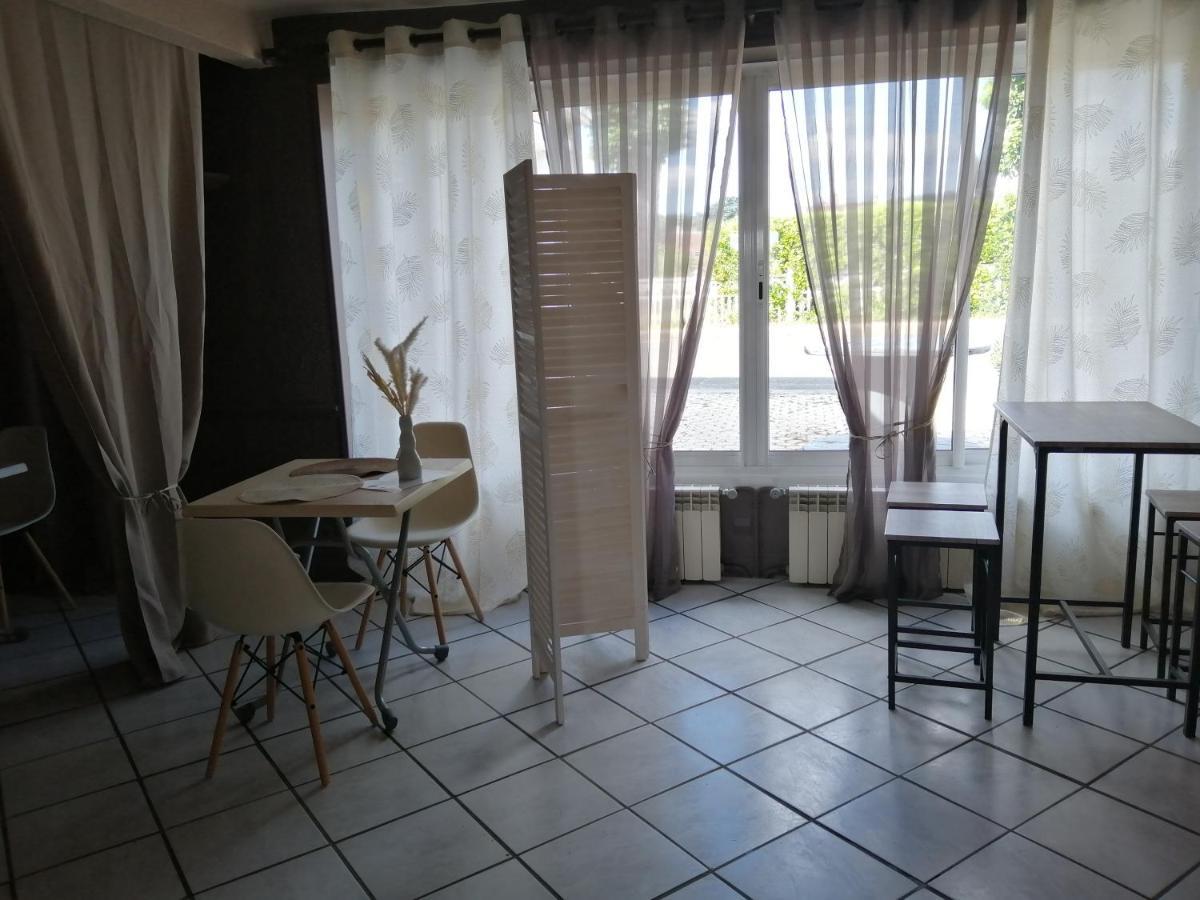 Les Chambres De La Gare Нуае-сюр-Шер Экстерьер фото